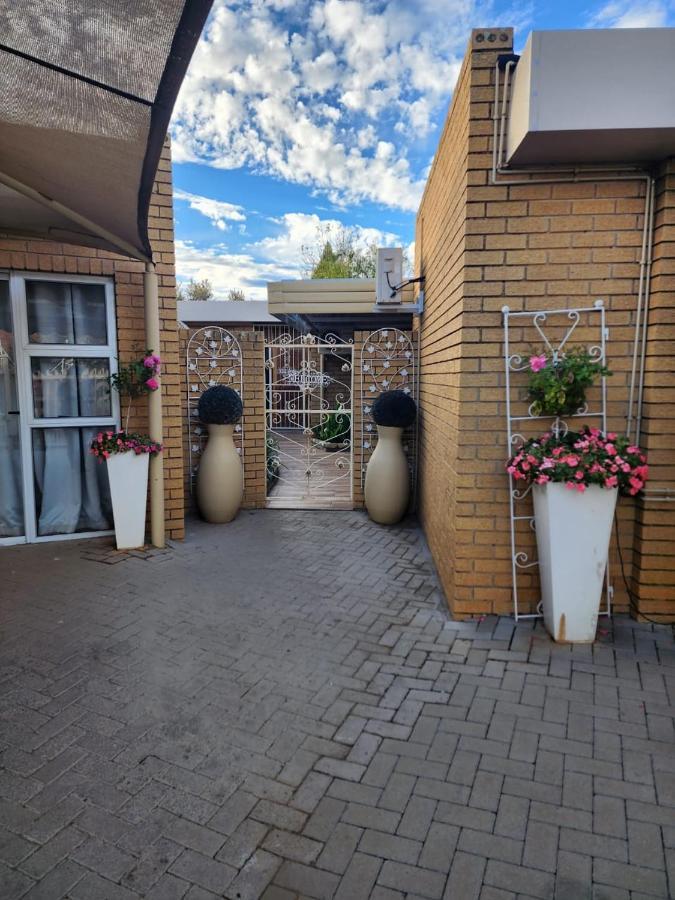 Villa Rose Cottages Блумфонтейн Экстерьер фото