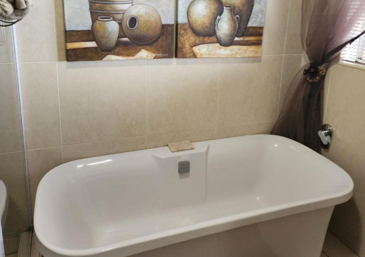 Villa Rose Cottages Блумфонтейн Номер фото